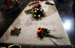 La familia de Franco, que inicialmente rechazó la exhumación, se hará cargo de los restos, aunque no ha confirmado dónde los enterrarán