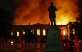 Imágenes aéreas mostraban el majestuoso edificio, en la zona norte de Río de Janeiro, devorado por enormes llamas