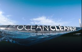 El System 001 es un flotador de 600 metros de longitud que buscará limpiar el océano Pacífico durante los próximos meses 