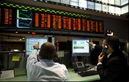 Según cifras al cierre, el Bovespa cayó un 2,4% a 74.601,65 puntos, mientras que la moneda local, el Real, perdió un 1,6% a 4,15 unidades por dólar