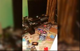 No puedo hablar mucho. Vinieron, Gianni, vinieron. Entraron a la casa y destrozaron todo. Estaban buscándote a ti y a la información que posees