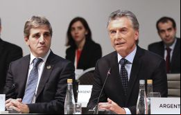 Caputo renunció después estar tres meses en el cargo, provocó la caída del peso en un 5% y perjudicó los intentos de Mauricio Macri de restaurar la confianza. Foto: Mai y Caputo en el G20