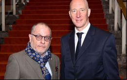 El canciller Jorge Faurie, el embajador británico Mark Kent y otros funcionarios en el Teatro San Martín de Buenos Aires 