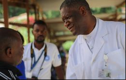 Mukwege dirige el Hospital Panzi en Bukavu, al este del Congo. Abierta en 1999, la clínica atiende a miles de mujeres cada año, víctimas de la violencia sexual 