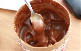 Se saborea en caramelos, bombones rellenos, chocolates, arrolladitos, flanes, budín de pan, churros, facturas, bombitas, merengues, tortas, helados