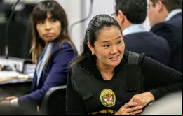 Keiko se abraza llorando de su abogada Giuliana Loza al escuchar el fallo, dictado luego de seis horas de deliberación de los tres jueces del tribunal