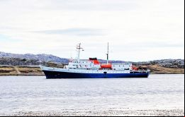 El barco expedición Ushuaia inaugura la temporada de cruceros 2018/2019 en las Islas Falkland este sábado (Foto J. Pompert)