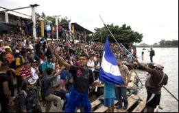 Trump reiteró su amenaza de enviar a militares a la frontera con México para evitar la entrada de los más de 3.000 migrantes que integran la caravana