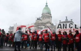Repelidos con gases, agua y balines de goma, los manifestantes se replegaron, pero persisten focos de personas que queman basura en las calles adyacentes