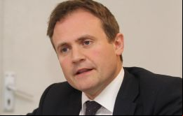 MP Tom Tugendhat, presidente de la comisión sostuvo que los Territorios Británicos de Ultramar se auto-gobiernan pero son parte del Reino Unido