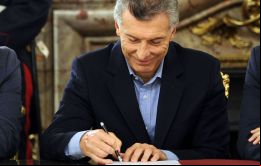 Será perjudicial, pero Macri firmó un decreto en virtud del cual más personas pagarán impuesto sobre la renta.