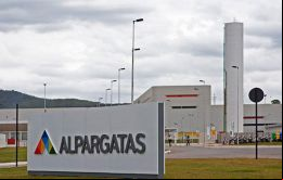 Alpargatas dio otro paso hacia la retirada de Argentina.
