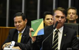 Estamos en uno de los centros del poder, declaró en el hemiciclo de Diputados, donde se celebró el 30o. aniversario de la promulgación de la Constitución