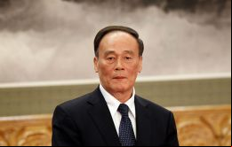  Wang llamó a resolver los conflictos internacionales en base a normas y consenso, y subrayó la firme oposición de China al proteccionismo y unilateralismo. 