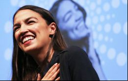 La demócrata de origen latino Alexandria Ocasio-Cortez, de 29 años, resultó la mujer más joven electa al Congreso estadounidense