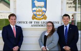 Los asesores posan frente a Gilbert House, sede del gobierno electo del pueblo de las Falklands  