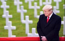 Trump dijo que junto a otros funcionarios se reunieron en este lugar de descanso sagrado para rendir homenaje a los valientes estadounidenses