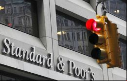 La decisión tomada desde S&P tiene lugar luego de las fuerte depreciación de la moneda argentina que arrastró una suba de poco menos del 100% del dólar. 