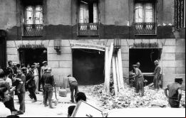 El atentado refiere a la explosión de una bomba en una cafetería en la calle Correo de Madrid que dejó 13 muertos en 1974.
