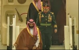 Mohammed Bin Salman desciende de su avión en el aeropuerto de Ezeiza.
