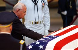Por su parte, Gorbachov sostuvo que trabajando junto a Bush el resultado fue el final de la Guerra Fría y de la carrera armamentística, un verdadero socio.