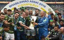 Bolsonaro es hincha del club y entregó las medallas a los jugadores después de asistir el partido desde una de las tribunas VIP del estadio Arena Palmeiras