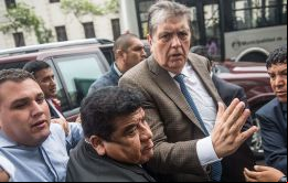 Alan García se retiró esta mañana poco antes de la conferencia de Vázquez en su auto particular de la residencia del embajador uruguayo en Lima