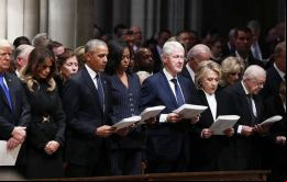 Antes de comenzar el funeral los ex mandatarios Barack Obama, Bill Clinton y Jimmy Carter y esposas conversaban tranquilamente en la catedral de Washington