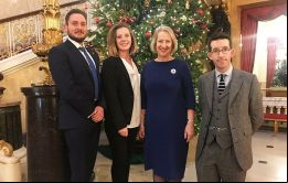 Michael Betts, MLA Teslyn Barkman, Sukey Cameron y Richard Hyslop (Foto de la oficina del Foreign & Commonwealth Office)