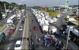 El bloqueo en la carretera BR-116 Rio/Sao Paulo provocó embotellamientos de hasta dos kilómetros en ambas direcciones el lunes por la mañana