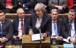 May aseguró que su intención sigue siendo presentar su acuerdo a los legisladores, aunque dijo que pedirá primero a la UE más “garantías” 