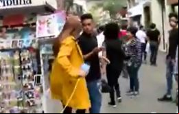 Sin pensarlo dos veces, Fany se dirigió a los individuos y exigió que le devolvieran su teléfono: uno de ellos siguió caminando, mientras el otro aseguró que no lo tenía
