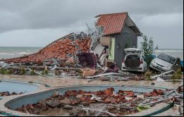 El tsunami golpeó el sábado por la noche las costas meridionales de Sumatra y el extremo occidental de Java, tras la erupción del volcán Anak Krakatoa 