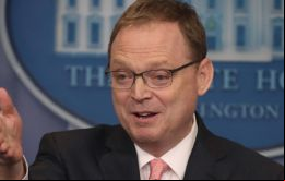 Kevin Hassett, jefe del Consejo de Asesores Económicos contestó: sí, por supuesto, al cien por cien, al ser consultado si Powell se mantendrá en el cargo 