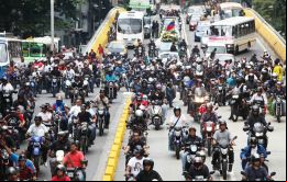 Autos, motocicletas y camiones con hombres encapuchados, camuflados y armados, cruzaron enormes barriadas de Caracas para respaldar a Maduro