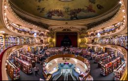 La librería está ubicada desde el 2000 en un antiguo teatro próximo a cumplir 100 años. Emplazada en el viejo edificio, se conservó gran parte de su infraestructura