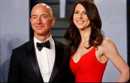Bezos, 54, posee una fortuna de US$137.000m, según el índice de multimillonarios de Bloomberg, un ranking de las 500 personas más ricas del mundo