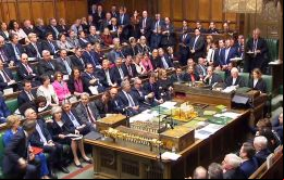 El Parlamento votó 432-202 en contra del acuerdo. Decenas de los propios legisladores conservadores de May se unieron para rechazar el acuerdo. 