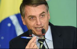 Para garantizar el legítimo derecho a la defensa, como Presidente voy a usar esta arma, dijo Bolsonaro señalando el lápiz que utilizaría para firmar la medida
