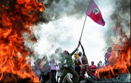 Un grupo del MST en medio de manifestaciones contra medidas gubernamentales