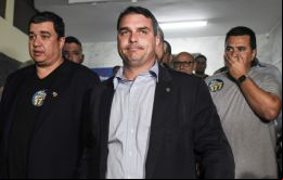 Según el noticiero Jornal Nacional, el senador Bolsonaro habría recibido en su cuenta bancaria, entre junio y julio de 2017, 48 depósitos por 96.000 reales