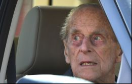El jueves pasado, mientras conducía hacia la casa de veraneo de la familia real en Sandringham, el marido de la Reina Isabel II, chocó contra una minivan