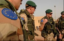 Merkel que firmó el texto junto al presidente Macron afirmó que Francia y Alemania “aportan una contribución a la creación de un ejército europeo” 