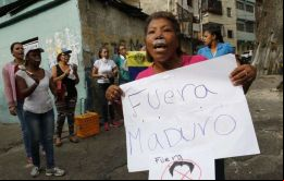 Algunos focos de protestas comenzaron por la tarde y noche del martes, causando la muerte de cuatro personas, reporta la agencia AFP.