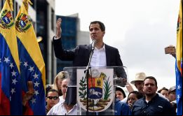 Nacido hace 35 años en un humilde hogar en la costa del Caribe venezolano, Juan Guaidó se autoproclamó el miércoles presidente