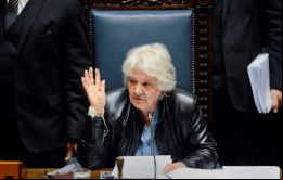 Lucía Topolansky se refirió además a la dictadura de Libia que comandó Muamar Gadafi hasta su muerte en 2011 como un caso de injerencia extranjera atraída por el petróleo