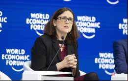Es una mañana histórica que demuestra que la OMC puede afrontar los desafíos del siglo XXI tuiteó la comisaria de la UE Cecilia Malmström  
