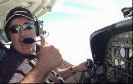 El piloto Ibbotson tenía miles de horas de vuelo, pero en viajes menos exigentes. Realizaba la actividad por su pasión por los aviones y no de forma profesional.