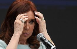 Las encuestas muestran paridad entre Cristina Fernández -que gobernó el país entre 2007 y 2015- y Macri, con cerca de un 30% de los votos cada uno