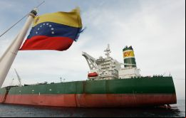Por el momento, se calcula que alrededor de una docena de petroleros flotan en el mar sin saber a dónde deberían ir para tratar de descargar el combustible